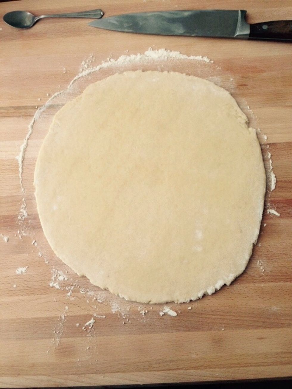 The day after roll the dough to about 30cm diameter circle of a constant thickness.