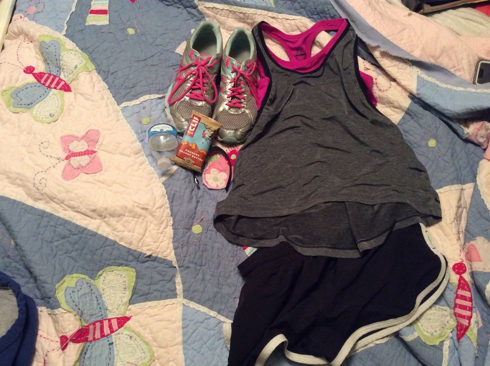 The day of the race you should wake up early enough to get ready to go to the course. Don't forget your watch, shoes, running clothes, race number, water, snacks, and first aid items.