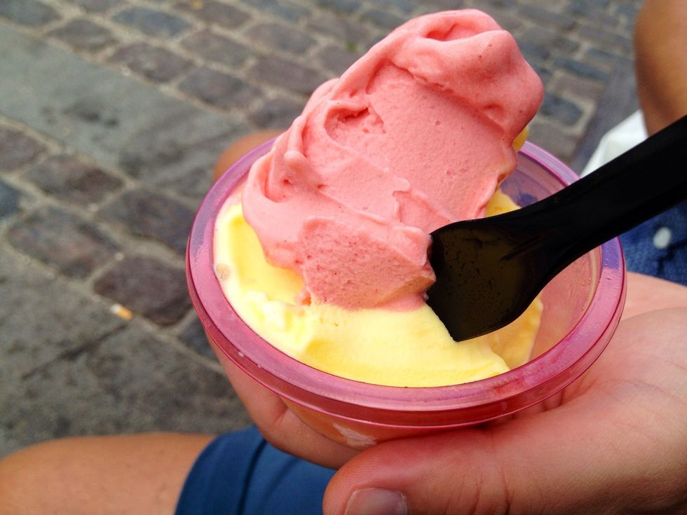 The day wouldn't be perfect without icecream! Here organic strawberry and mango. Also at Torvehallarne \ud83d\ude00