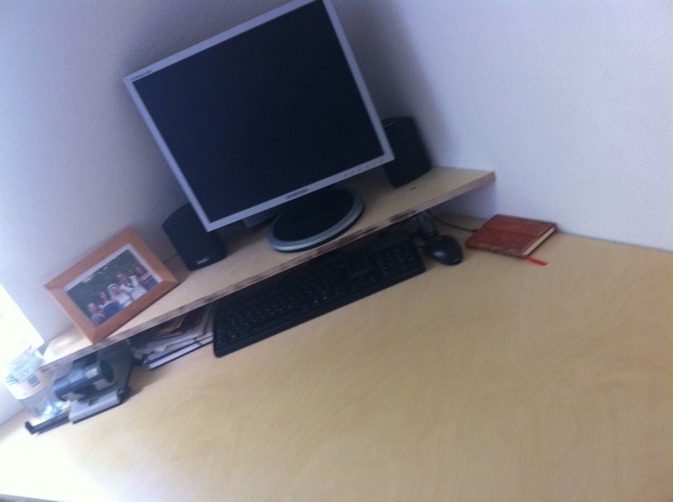 The desk shelf comes in handy to hide a keyboard underneath.