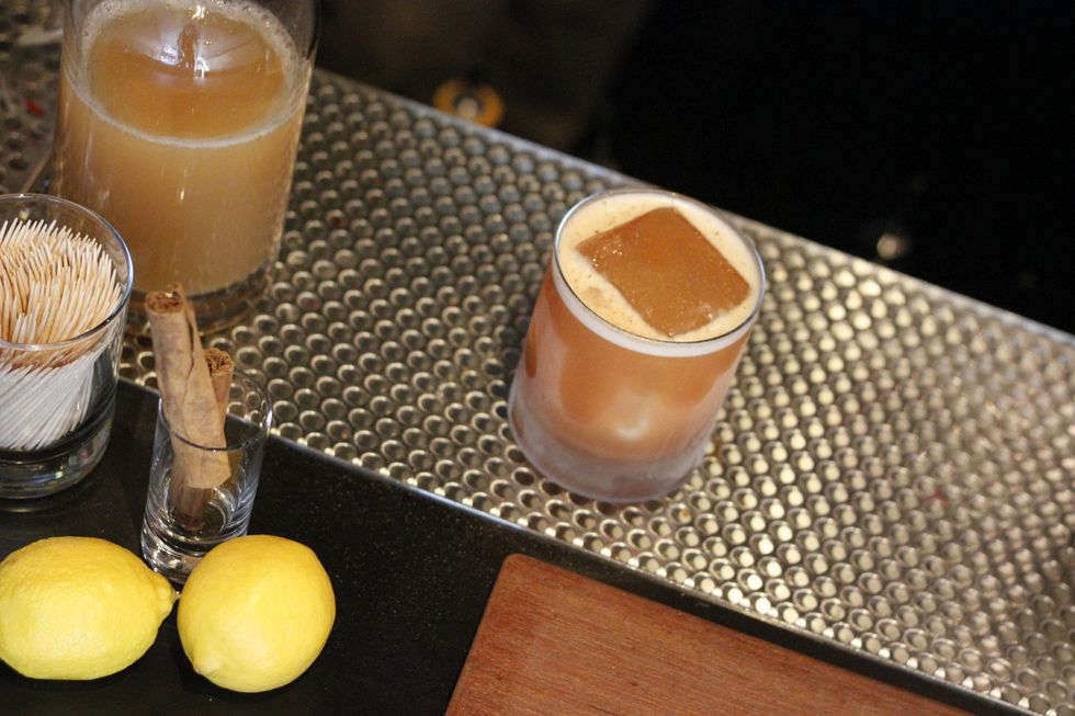 The drink hits with light smoke on the nose, with the drink giving way to sweet apple balanced perfectly with lemon and warming scotch.