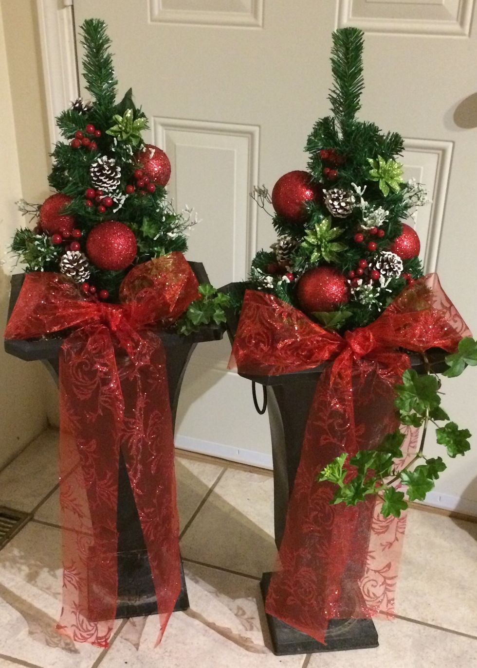 The end result. I thought of adding some smaller balls, but I'm happy with the way it turned out.