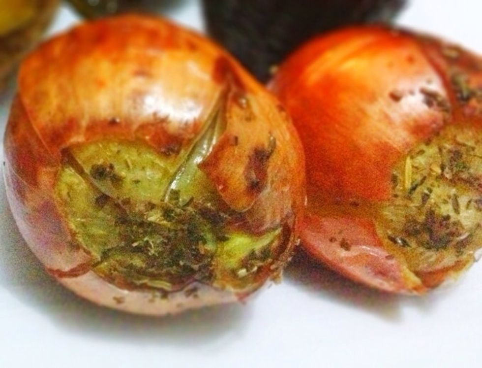 The end result of roasted baby onions with herbs and olive oil will look like these. Warm, sweet and inviting :)