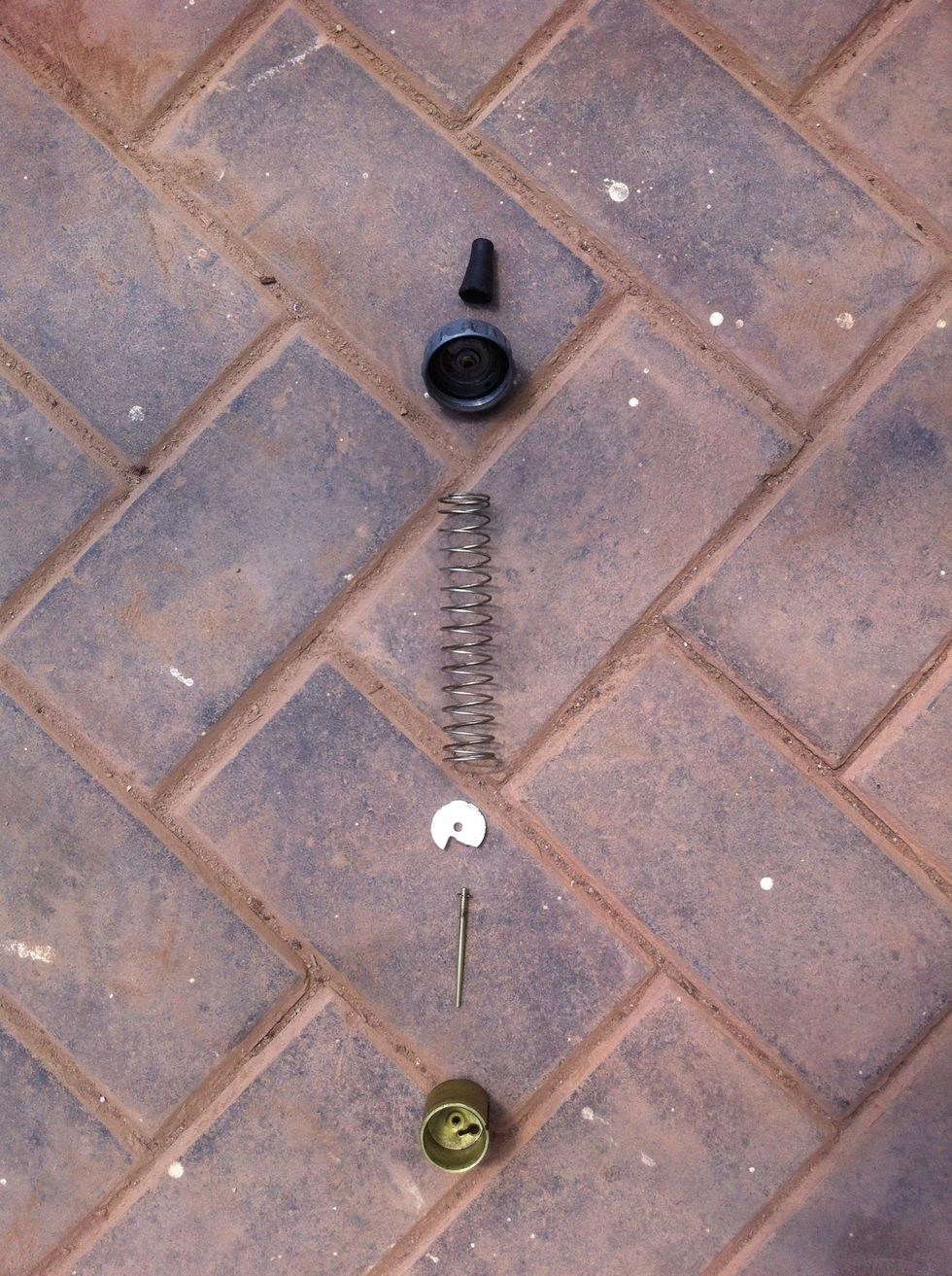 The entire assembly in its order. Take care to fit the round rubber gasket back into the cylinder head. ( in this picture the gasket is installed inside the cap )