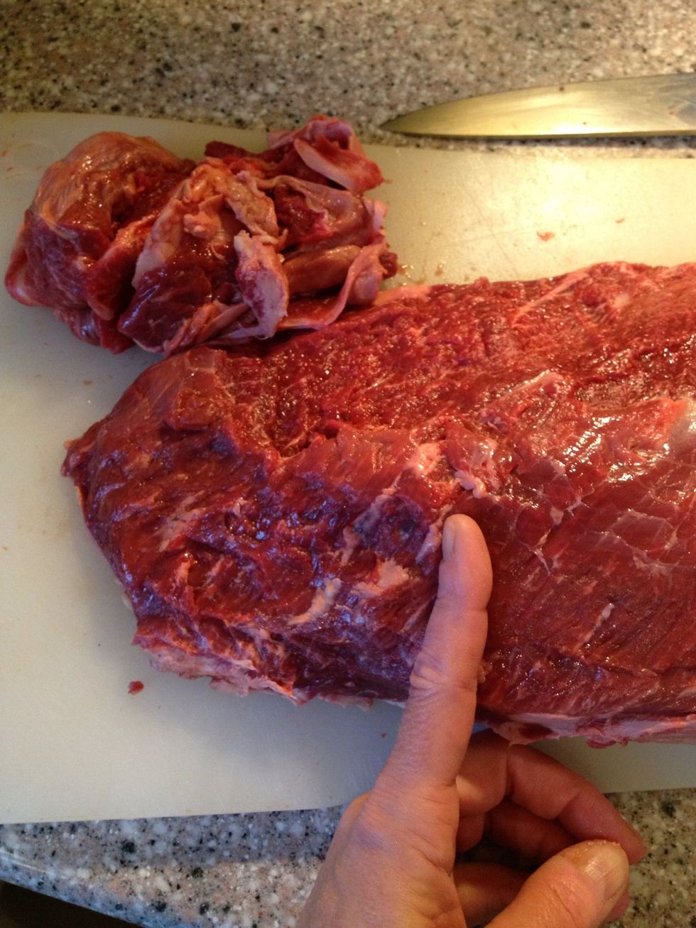 The fibres in the steak runs in two different directions. At the tip, in front of my finger, they run lengthwise. Behind my finger the fibres runs across the steak.