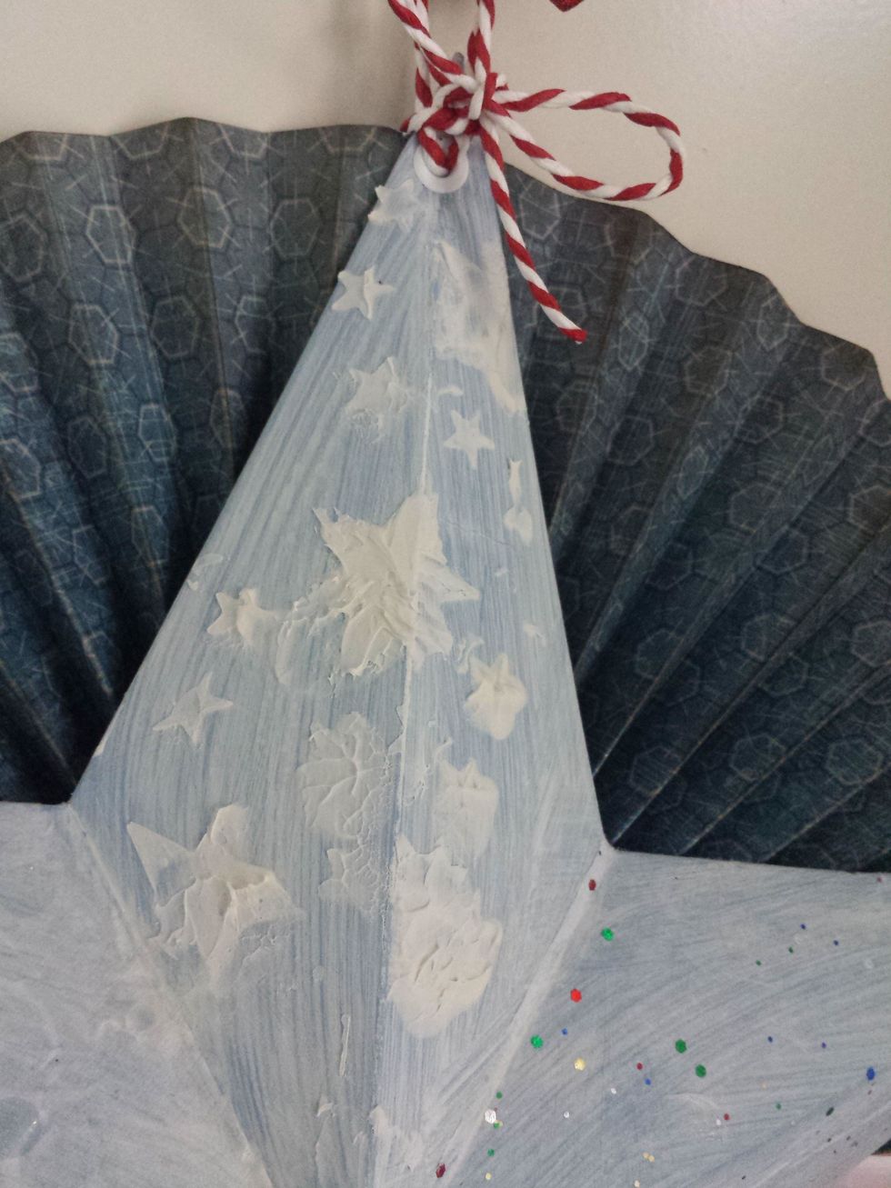 The final look of the texturized stars. I left them without any distressing for get them to look more white. I made the big rosette out of 2 12"x12" papers following Michaels techniques.