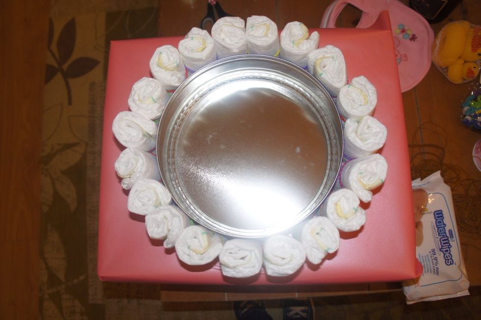 The finished nappy circle should look like this. I used 19 nappies and the elastic is not at breaking point. :-)