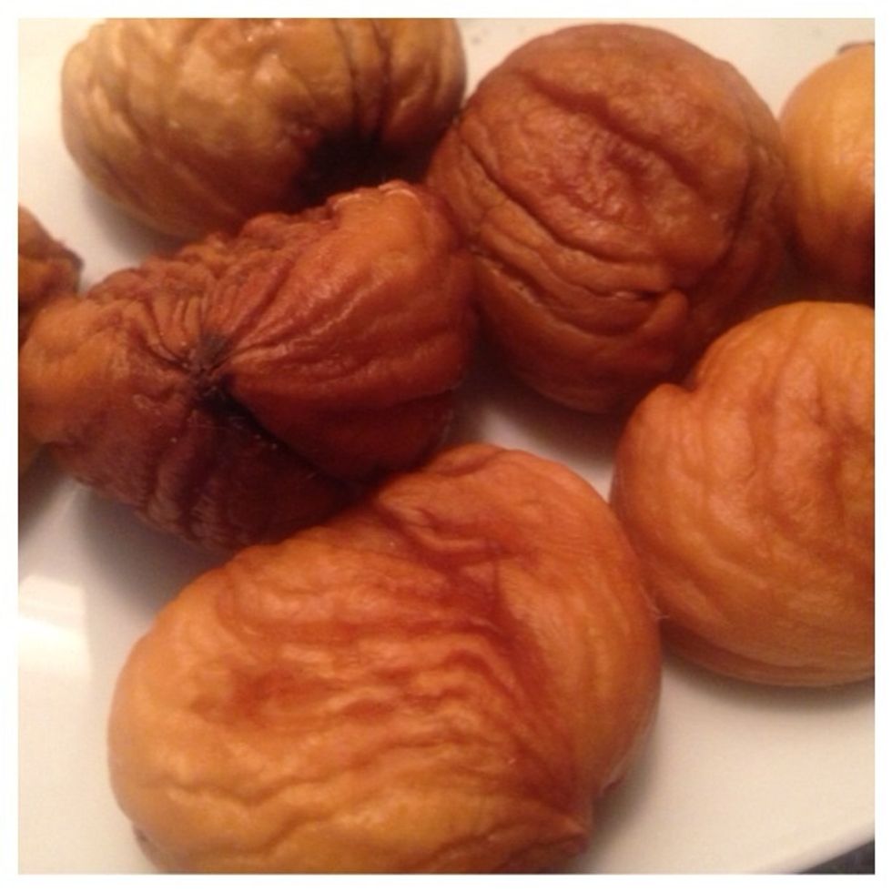 The finished oven roasted chestnuts are ready to enjoy and share. Can be eaten plain or with cinnamon-honey dip (recipe at the end of the guide).