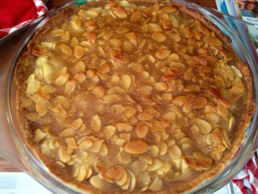 The finished result! Serve with whipped cream or yogurt flavored with some vanilla. You can of course also serve it with custard or vanilla ice cream but the cake is already very sweet.