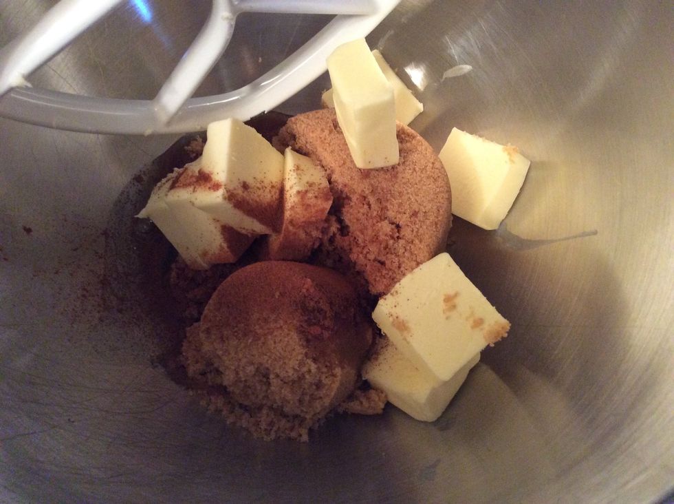 The first part, the gooey bottom. In the bowl, 1/2 cup butter, 1 1/3 cup brown sugar, 1/2 teaspoon of cinnamon, 1 tablespoon of maple syrup and a teaspoon of vanilla extract.