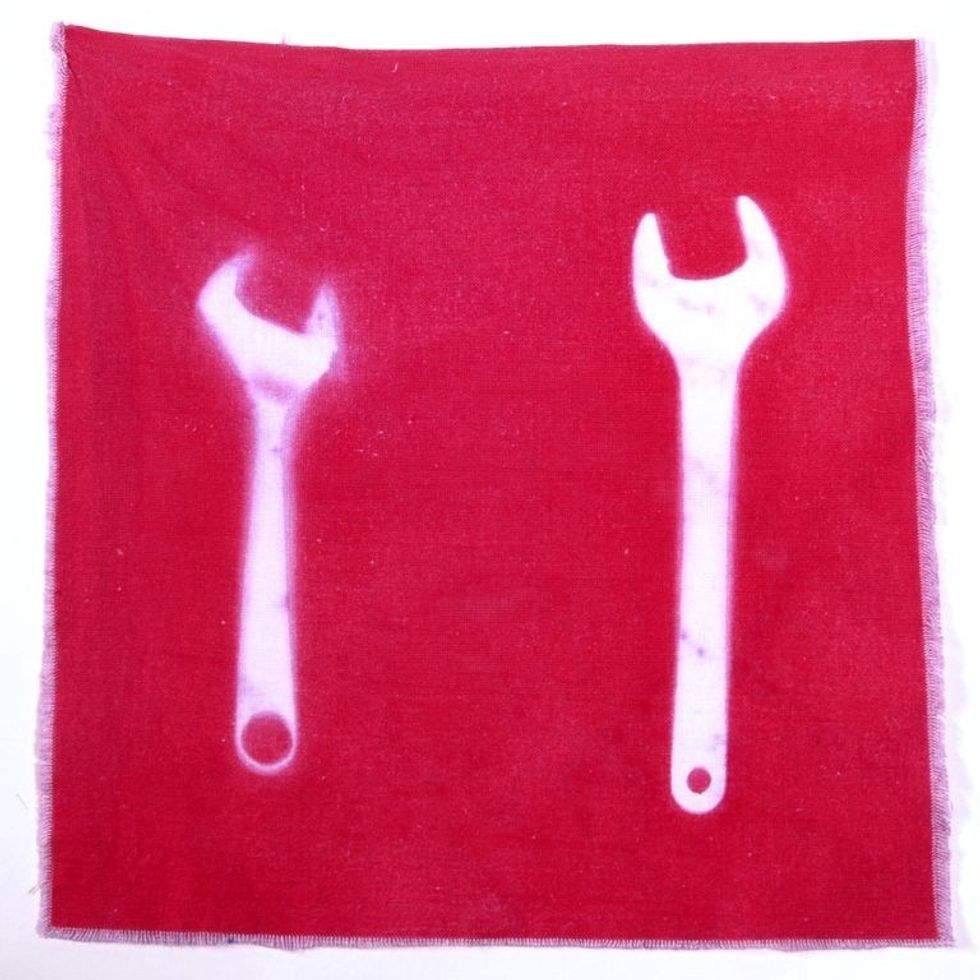 The flat black wrench (right) was the right choice for a sun print! Printing when the sun is directly overhead is also a good solution to avoid blurry prints as it minimizes shadows during exposure.
