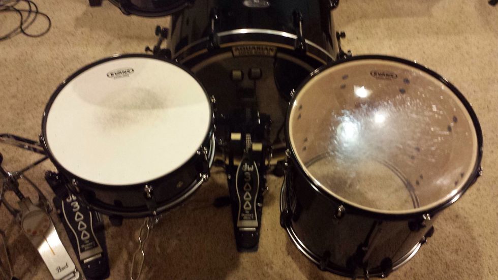 The floor tom goes to the right of the main bass pedal and is level with the snare drum. Make sure both of these drums are also parallel to the floor.