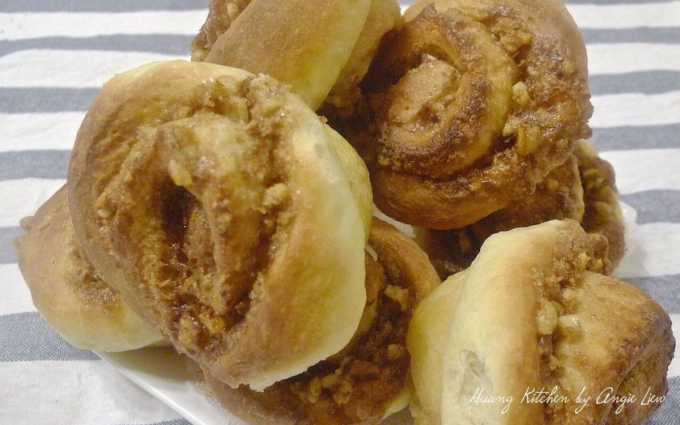 The fluffy, soft and buttery texture together with the sweet cinnamon filling make these sticky rolls a  surefire people pleaser.