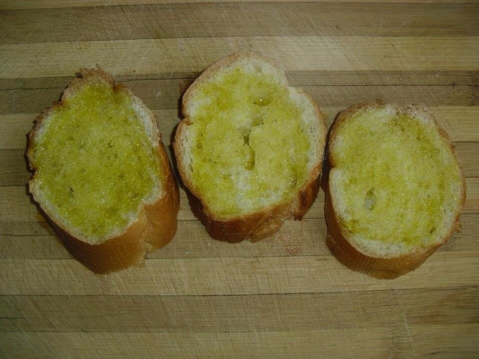 The garlic bread is now ready to enter the oven .