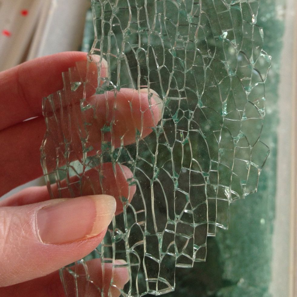 The glass will shatter in a variety of ways. The main pieces will have a crackle effect. The impact of the hammer produces long shards without the crackle effect.