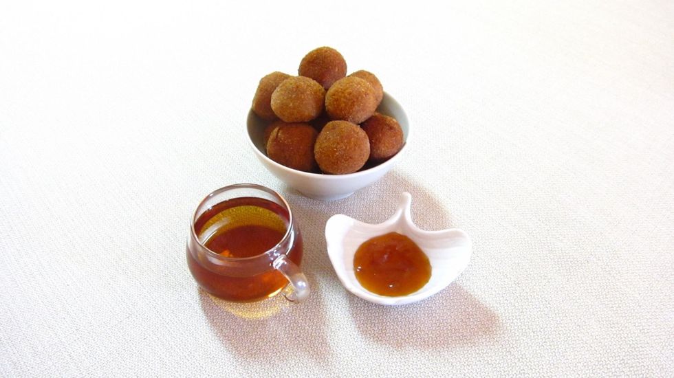 The hotness of the cutlets dipped in hot and sweet chutney sauce is offset by some authentic Sweet Ceylon Cinnamon Tea. Like wine and cheese but better.