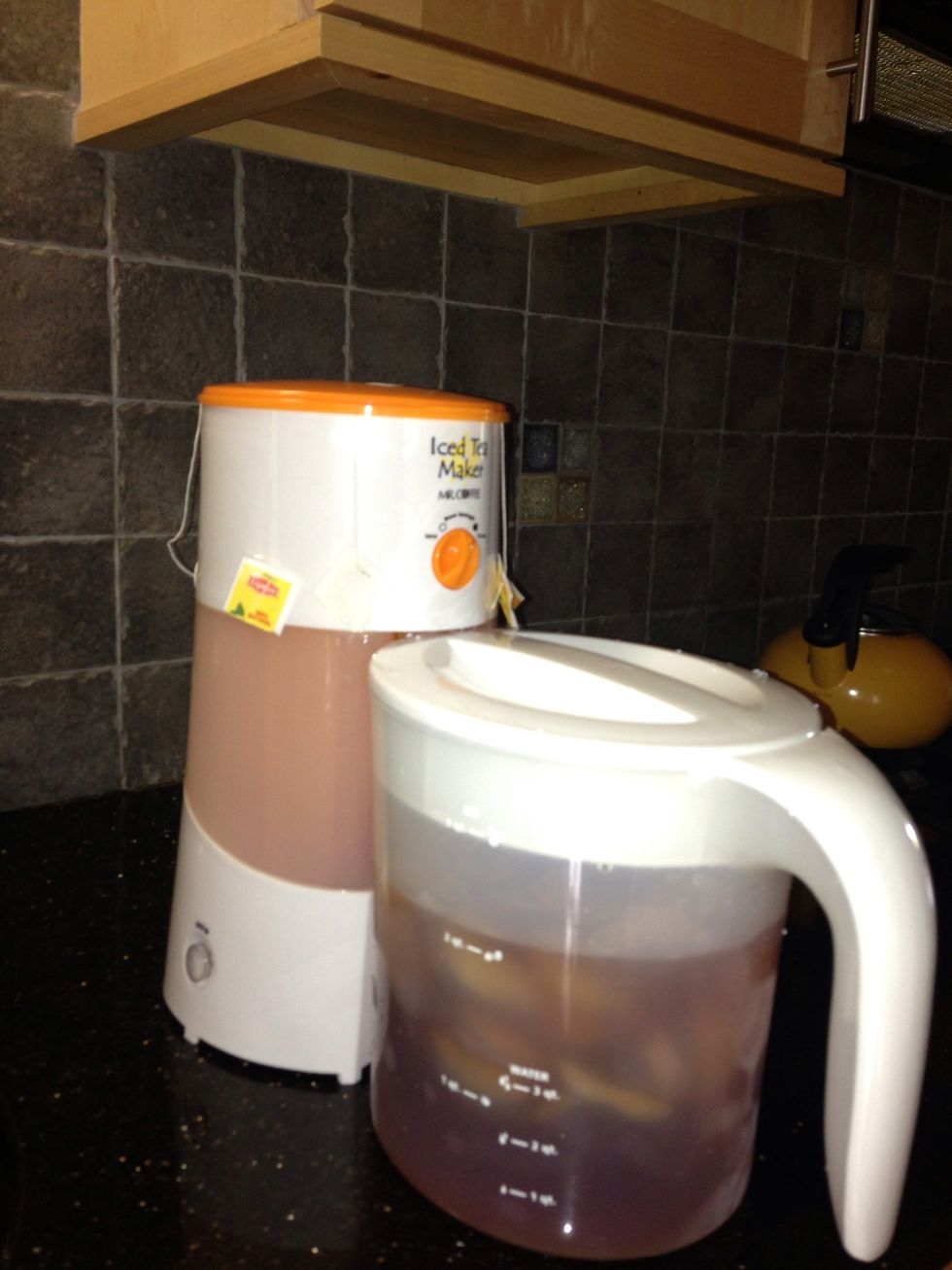 The iced tea maker will automatically shut off when the brewing cycle is finished. Wait 30 seconds before sliding the pitcher away from the iced tea maker.