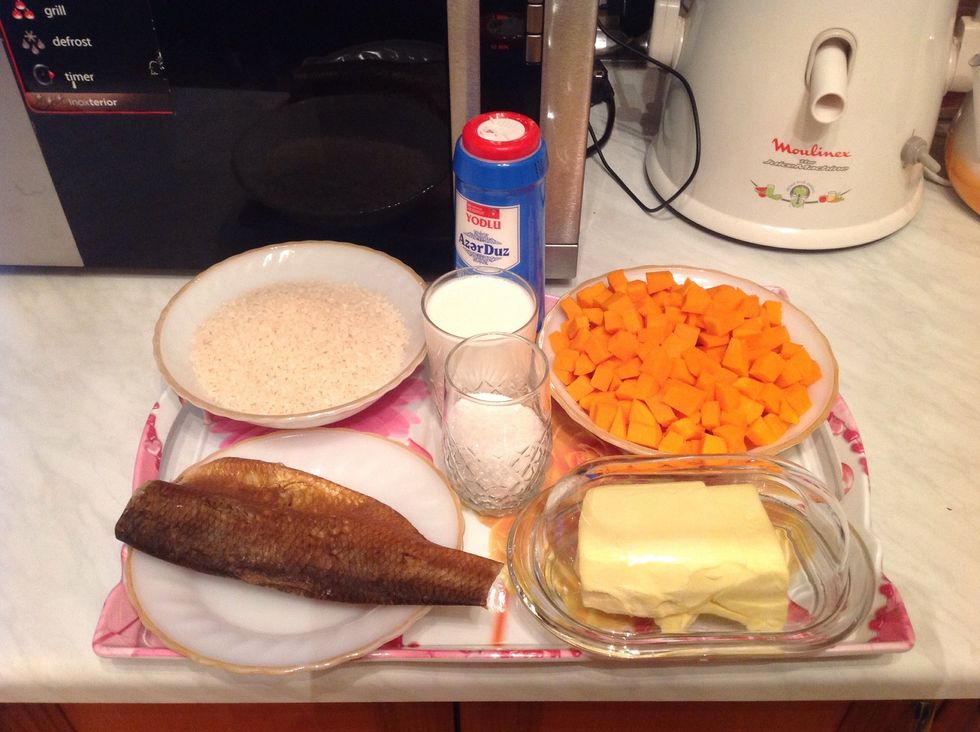 The ingredients: 400g. Rice, 4 glasses of milk, 150 g. Butter, 400 g. Pumpkin, 100 g. Sugar, some salt, a smoked fish.