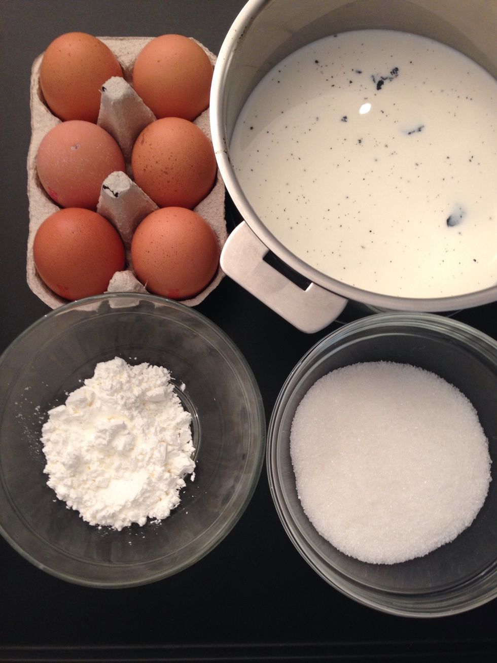 The ingredients do the pastry cream: milk 500 gm, a vanilla bean or vanilla extract, 6 egg Yola + 150 gm sugar + 40 gm corn flour.