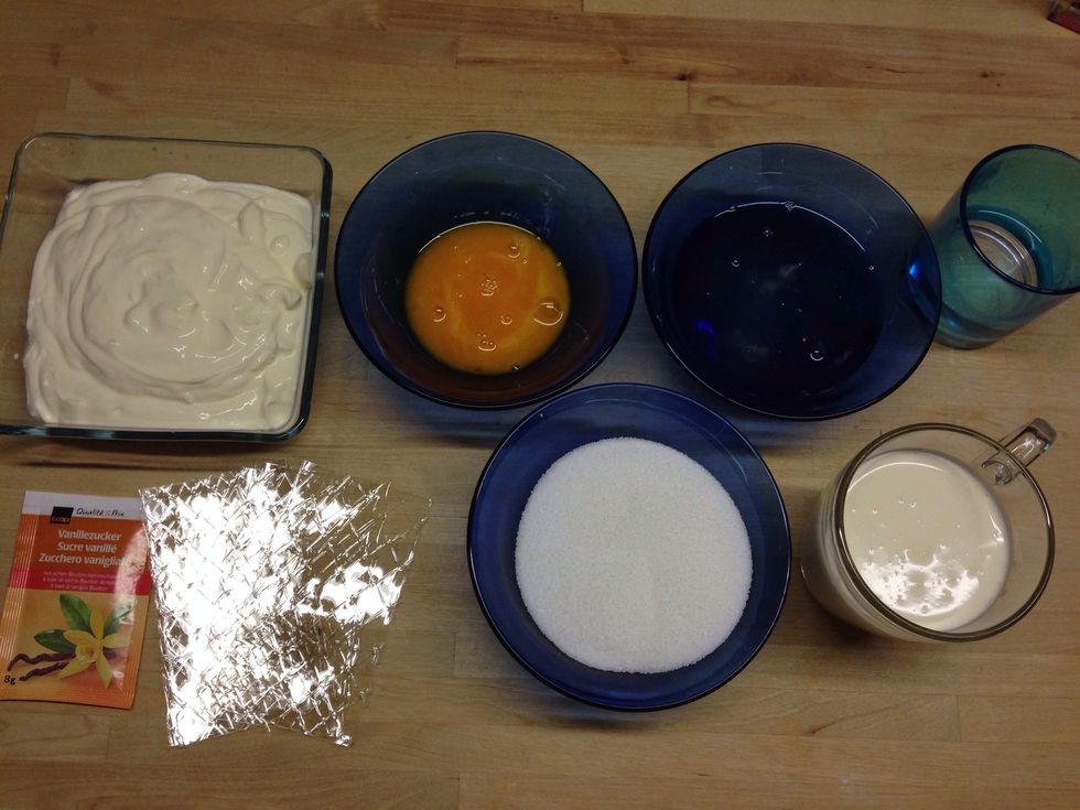 The ingredients for the curd filling: 3 eggs (separated),175 g sugar, 1 sachet of vanillasugar (10 g) or vanilla extract, 1 deciliter water, cream curd cheese, 6 leaves of gelatin, 2 deciliters cream