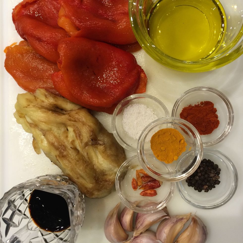 The ingredients: grilled bell peppers, gilled aubergines, garlic, pepperoncini, salt and pepper. Curcuma, and smoked paprika. Vinegar. The oil is to add on top of the sauce when preserved in a jar