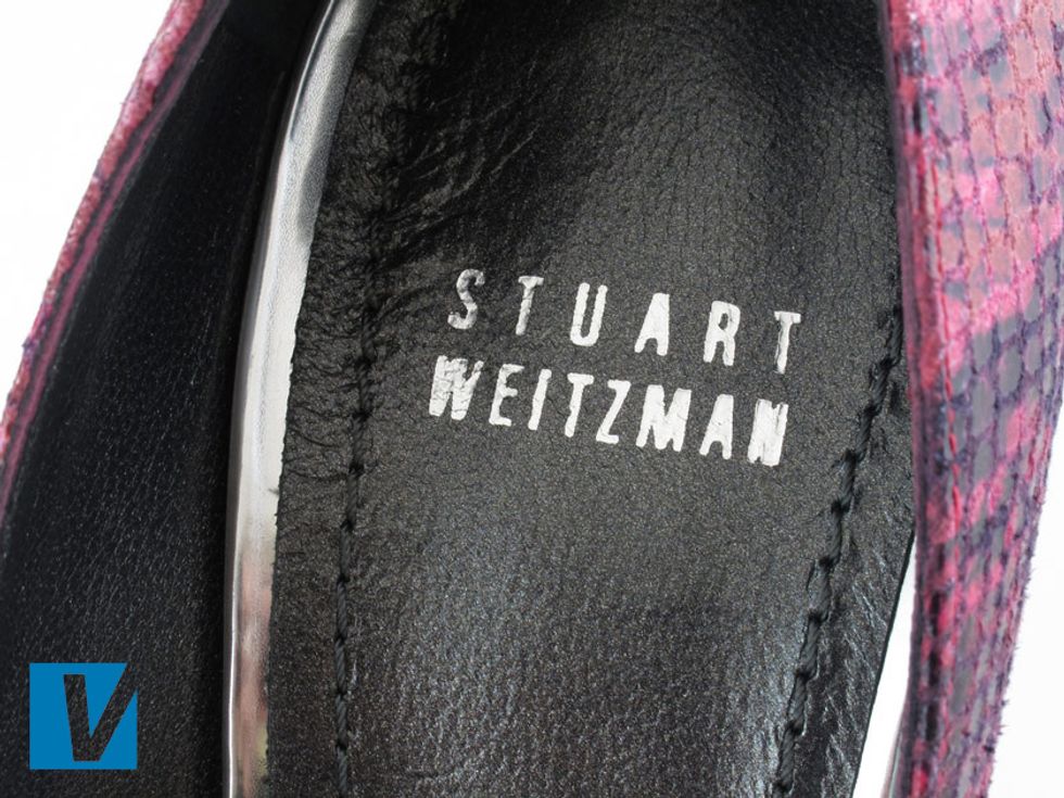 The insole on Stuart Weitzman shoes feature the 'Stuart Weitzman' logo in capital letters. Check the size, space and font of this logo very carefully.