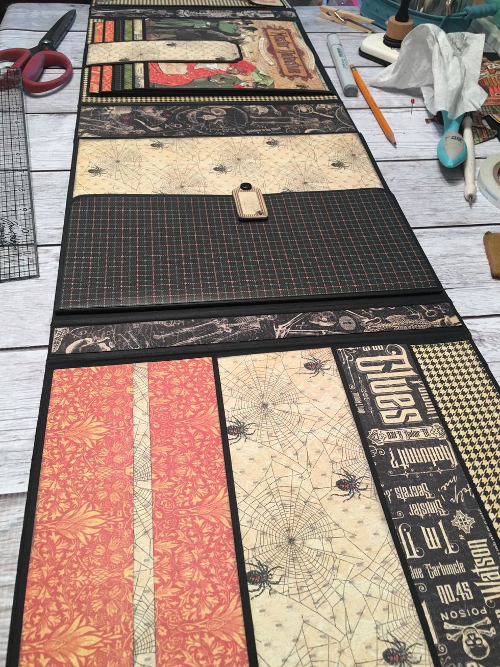 The is the finished look of the album with it opened up.  The top is to the right.  You cannot see the transparent pocket section which would be on the other end.  When open,it measures about 41" long