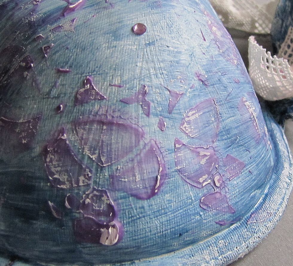 The last step is a little touch of gesso. I add also two self-adhesive crystals.