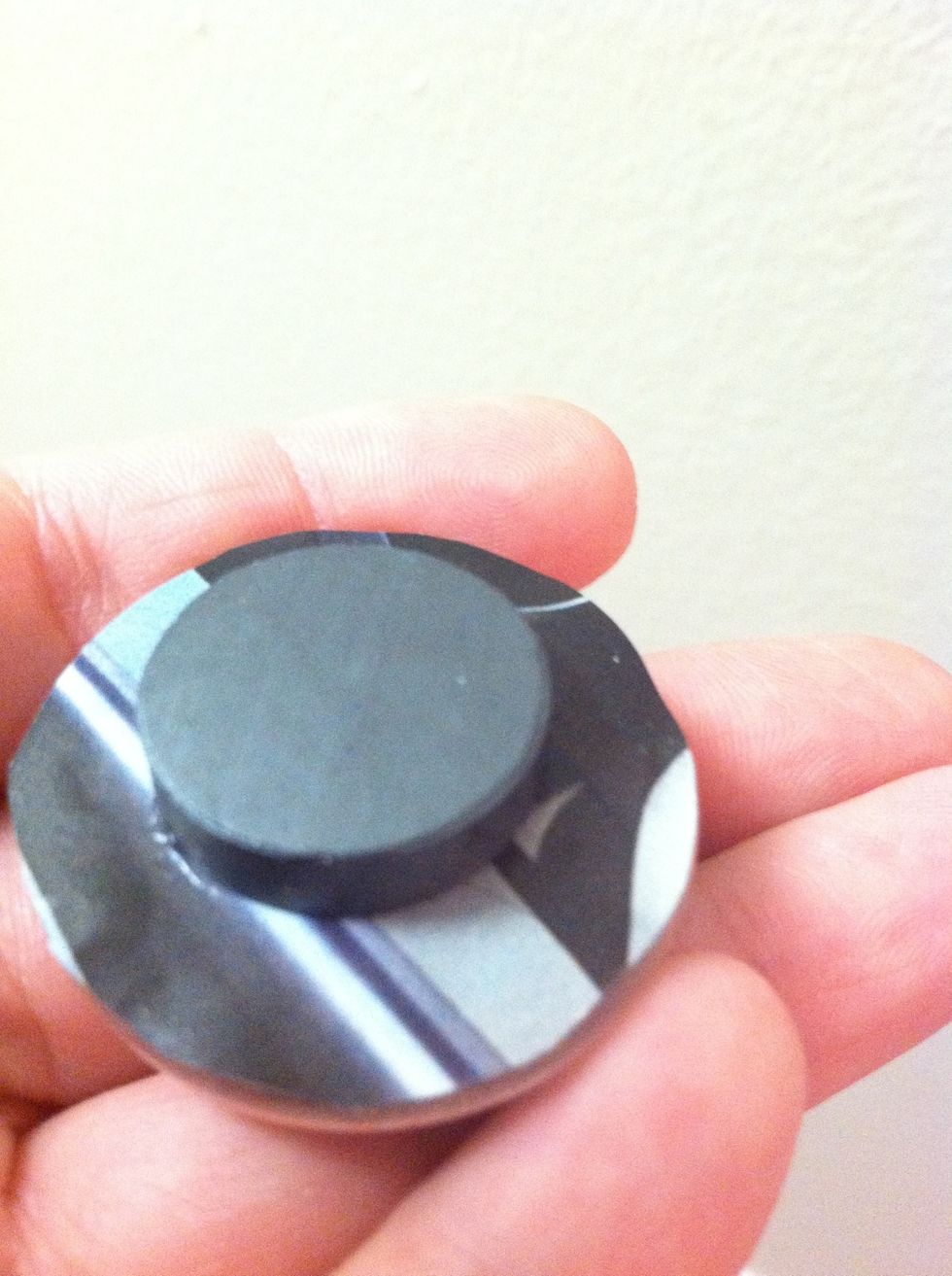 The last step is to glue the magnet to the back of your image. Wait to dry.