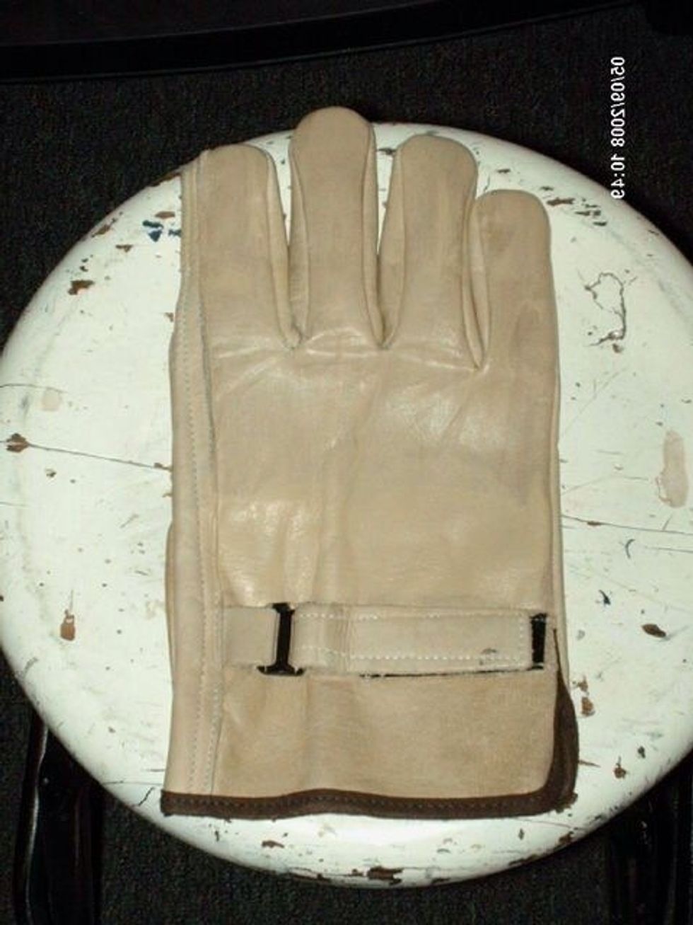 The leather glove can be any color, but I preferred white, to paint it in any color. Use the sand paper to give a rough look to the leather. Tip: In the movie the glove is (dirty) yellow.