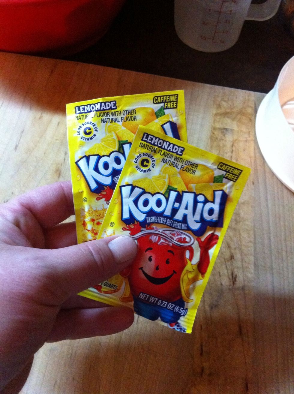 The Lemon\ud83c\udf4b...I use depending on what I have got. For one gallon use either: 2 packets unsweetened Kool-Aid...or 1 1/2 to 2 cups lemon juice depending on how sour the juice is. Pour in over the sugar.