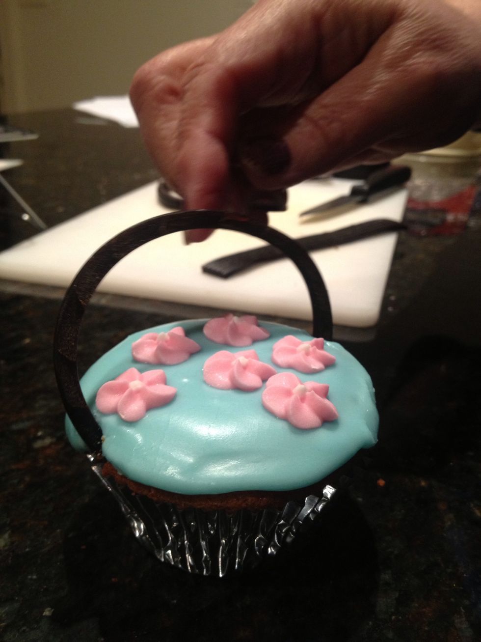 The licorice should now look like this: joining from one side to the other to make the handle of the flower basket