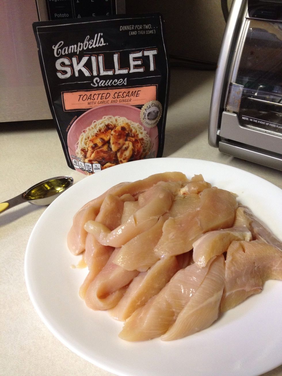 The main cooking ingredients- sauce, chicken, oil.  The package calls for 1lb of chicken, but I used 1.5 cause that was the weight of the pkg of chicken I purchased.