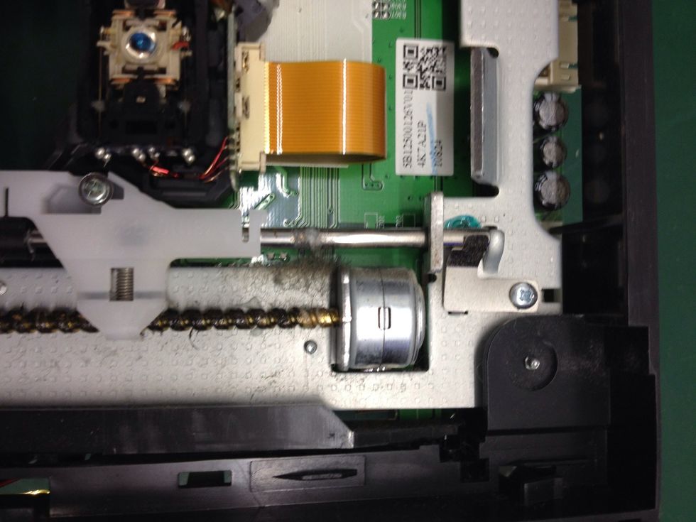 The mechanics of the drive are greasy and dust collects here too. DAB at the dust collected in the grease to remove only the worst of it.