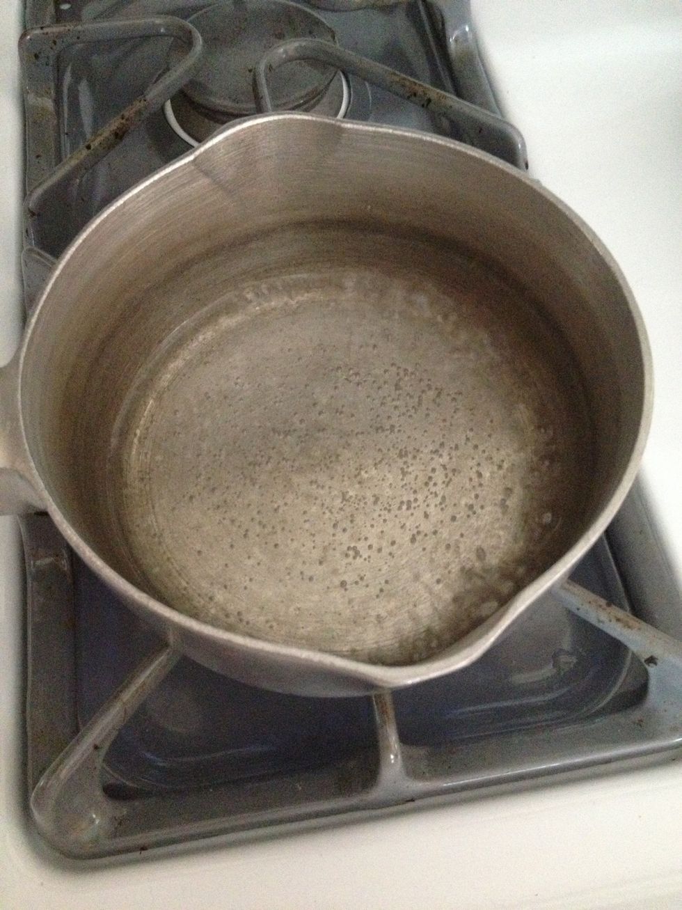 The mixture is boiling now, add this to the mixer with the whisk attachment