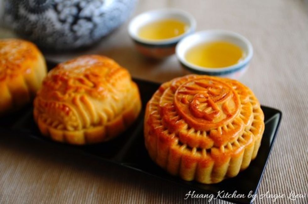 The mooncake skin will become soft and shiny in 1 or 2 days time.