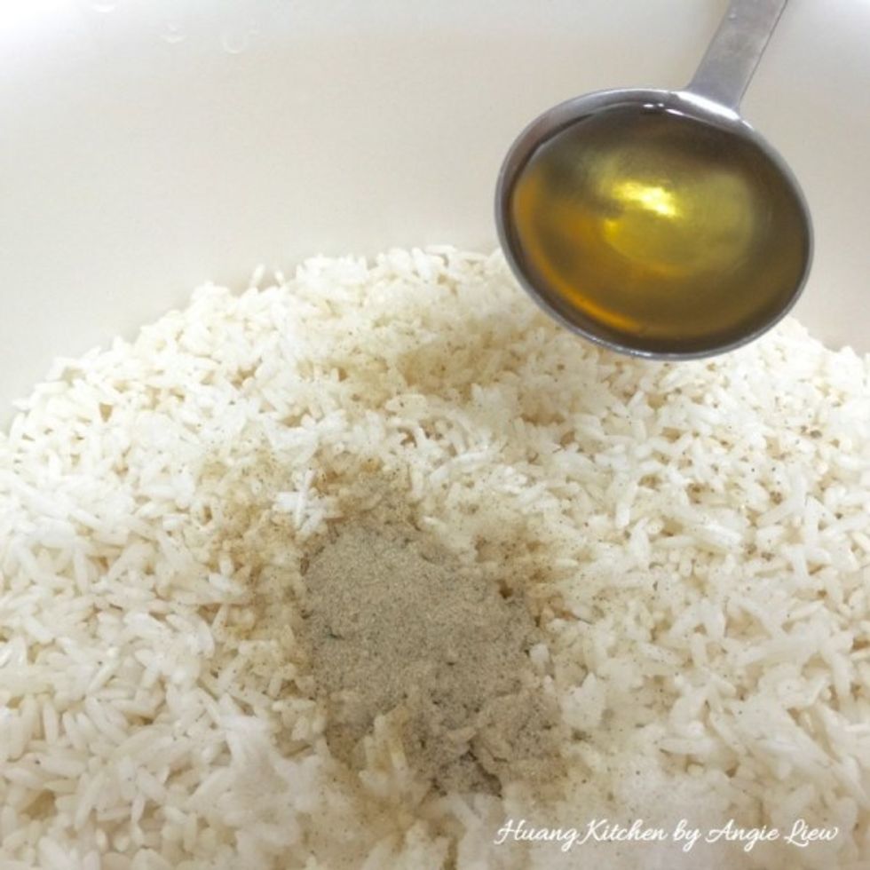 The next day, after the glutinous rice has been soaked, drained well and season with salt, white pepper,msg and lard oil. Mix well.