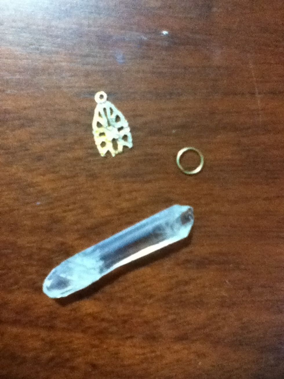The old jewel, the craft ring and the quartz