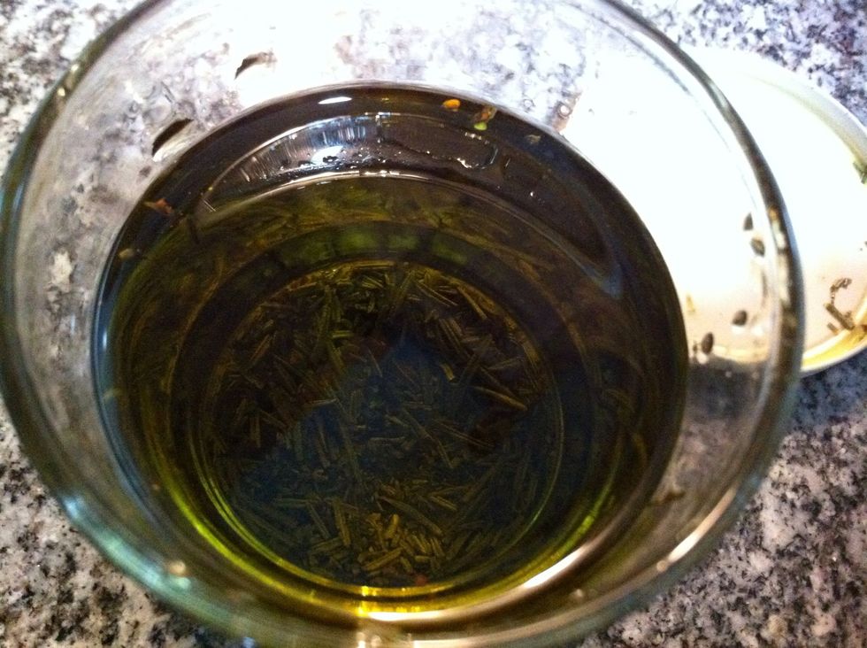 The olive oil I used is infused with rosemary, it's just amazing for this recipe! Try at home! You just have to add the oil and the chopped rosemary to a clean container and let sit for a few days!