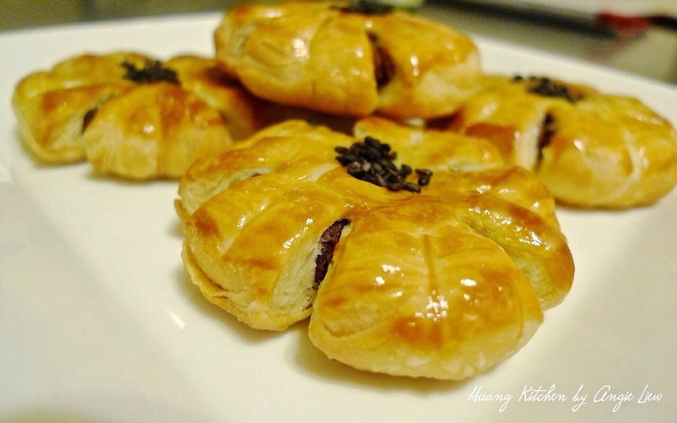 The outer crust is so flaky and crispy. The look with the egg wash is so glossy and inviting. Tastes equally heavenly too!