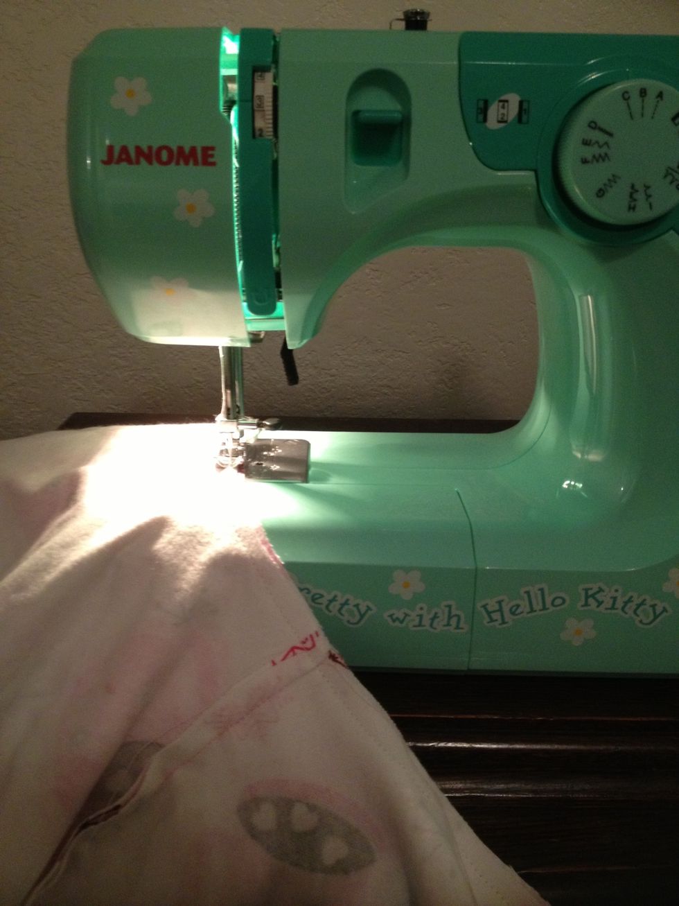 The pattern suggests reinforcing this seam, so I sewed it all the way from front to back once, and now I'm doing another shorter stitch over that one to make it stronger (Less likely to get a hole).