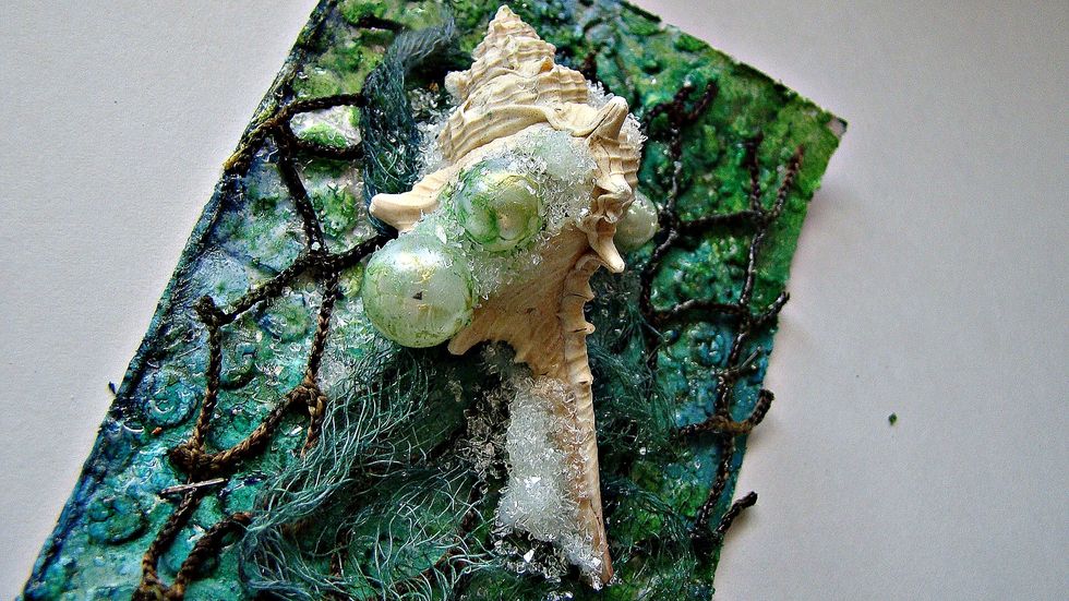 The pearls were dabbed with Sorbet-Parakeet and crystal sugar glitter was applied using gel medium.