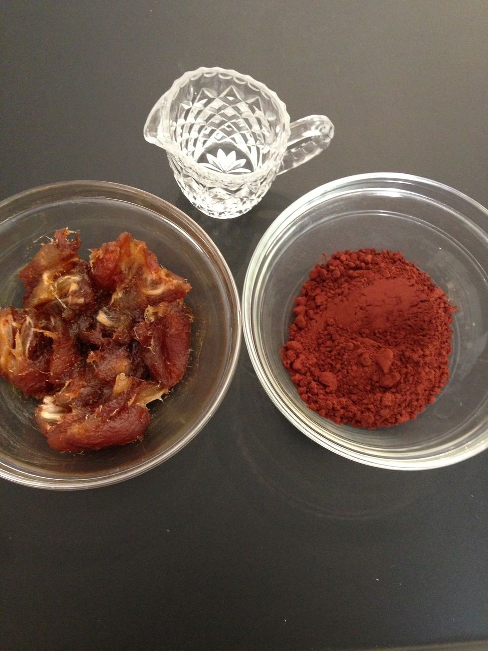 The peeled and pitted dates, + cocoa pure non sweetened. I use valrohna bit of water. You can add milk cream or almond milk to make them to the desired consistency.
