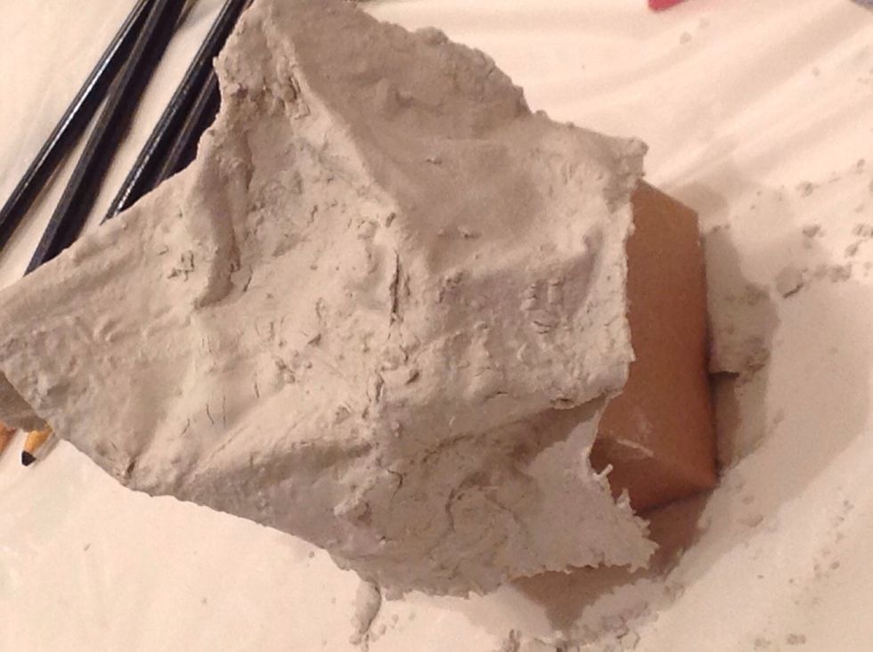 The plaster dries very quickly.