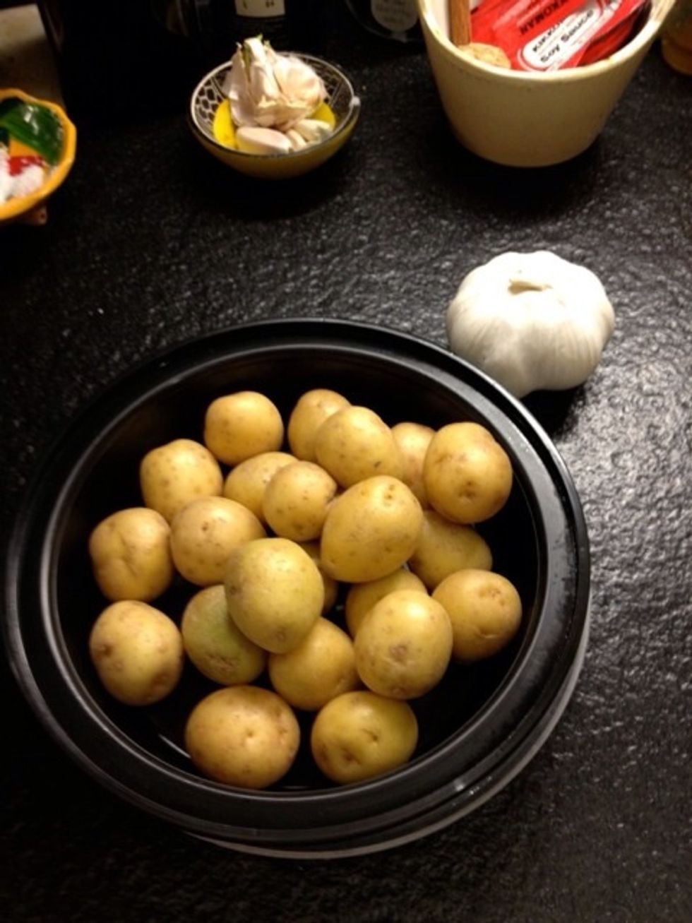 The potatoes have to be rather small than big. Choose potatoes that are bite-size
