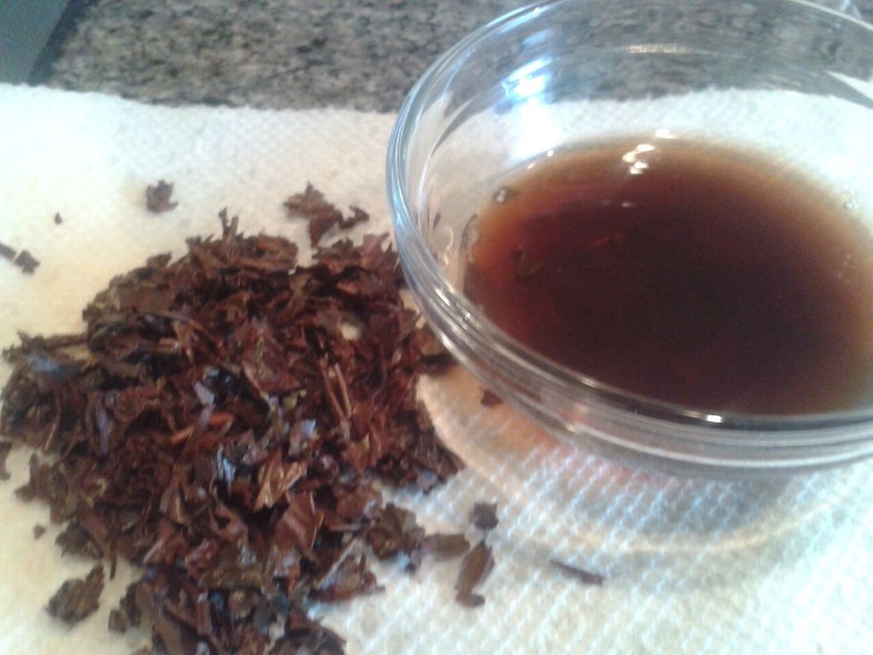 The remaining 1/4cup tea leaves will help create a lotion you can use every day. Add leaves to equal parts boiling water. Steep then cool in fridge (1hr) or freezer (15min). Don't remove leaves yet.