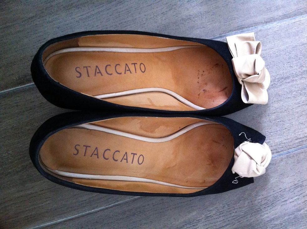 The ribbon on the right shoe is broken!