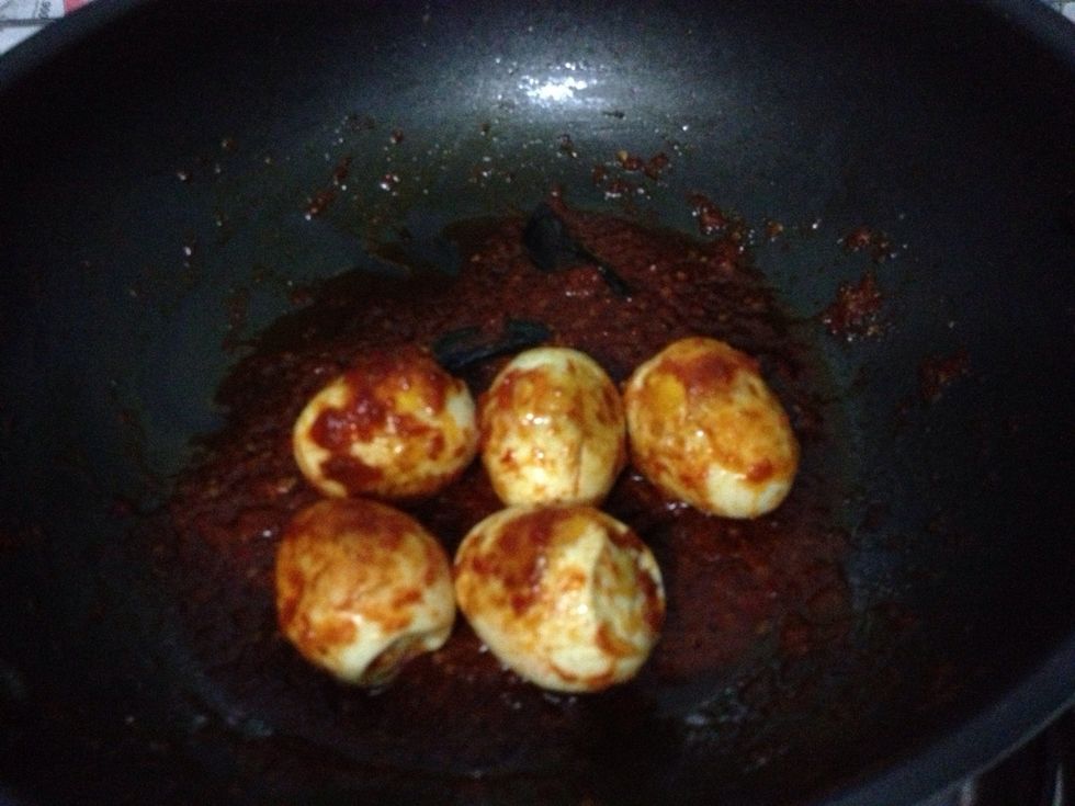 The sauce is now should be hot, spicy, balance between sweet-salty-sour. Add in the fried eggs and stir for about 1 minute. Turn off the heat