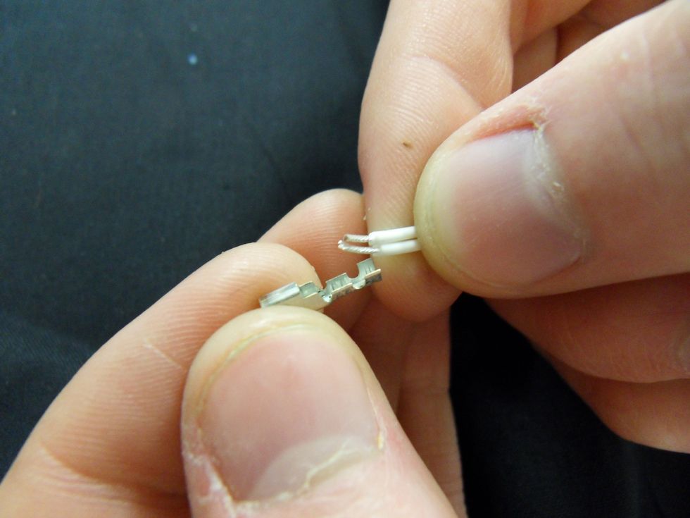 The single wire configuration is only for the ends. For all inner connections, two wires must be stacked together with the wire from the previous connection on top of the wire from the new section.