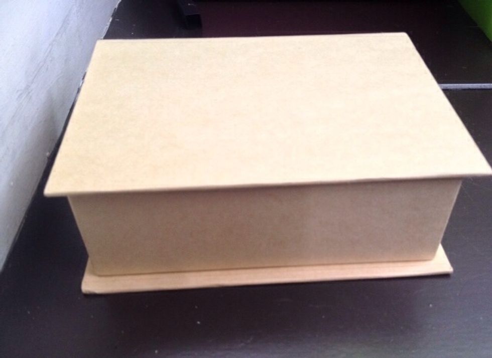 The size of the box is 7" x 5" x 2.5". From Graphic 45.